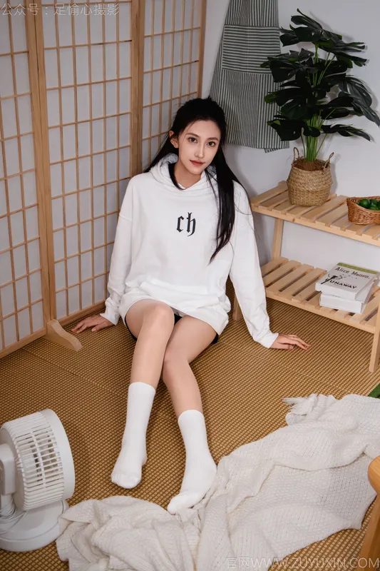 足愉心 No.022 可乐（搭配:白色卫衣、黑色打底裤、运动鞋、肉丝色袜、白色长筒棉袜） - 足愉心